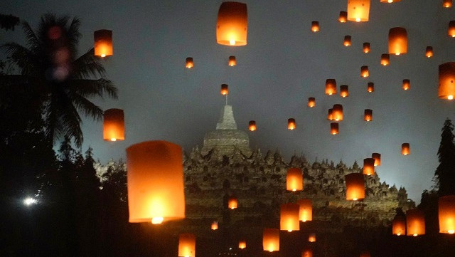 festival lampion waisak borobudur Festival Lampion Waisak
