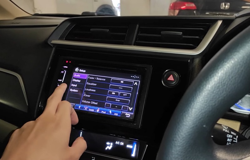 Head Unit Android vs Bawaan Pabrik Head Unit Android vs Bawaan Pabrik